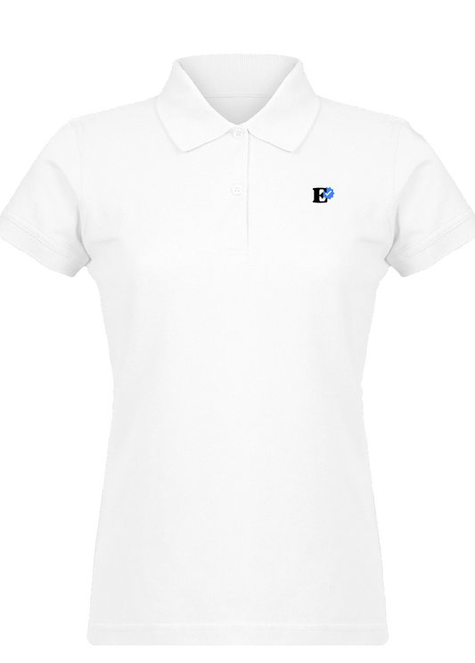 Polo color blanco, con el logo icónico de la marca, bordada en el lateral izquierdo del pecho. Un clásico que no podrás dejar de llevar.