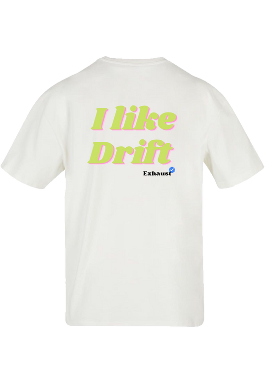 Clásica camiseta de color White extra larga con la frase I like drift en color (verde claro y rosa) impreso en la parte trasera. Llamarás la atención en cada curva.