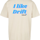 Clásica camiseta de color White/Sand extra larga con la frase I like drift en color (azul cielo y rosa) impreso en la parte trasera. Llamarás la atención en cada curva.