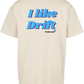 Clásica camiseta de color White/Sand extra larga con la frase I like drift en color (azul y tonos oscuros) impreso en la parte trasera. Llamarás la atención en cada curva.