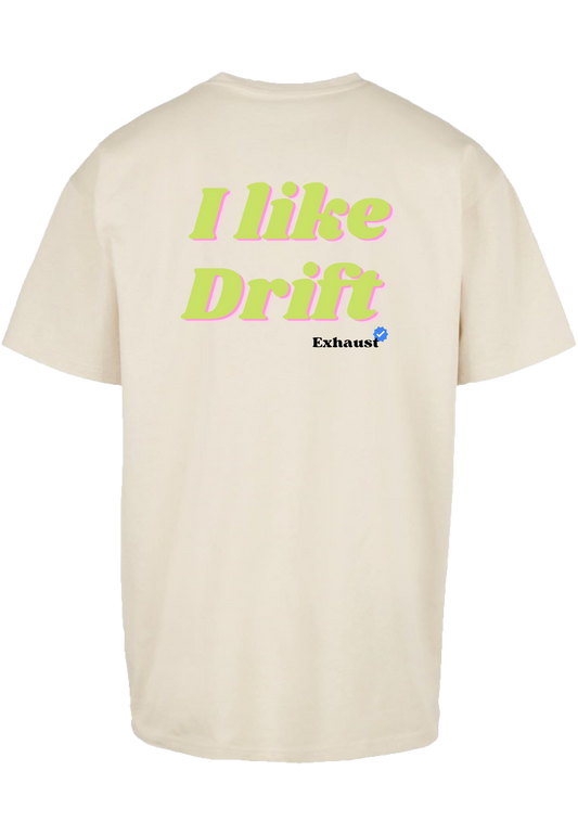 Clásica camiseta de color White/Sand extra larga con la frase I like drift en color (verde claro y rosa) impreso en la parte trasera. Llamarás la atención en cada curva.