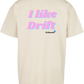Clásica camiseta de color White/Sand extra larga con la frase I like drift en color (rosa y azul) impreso en la parte trasera. Llamarás la atención en cada curva.