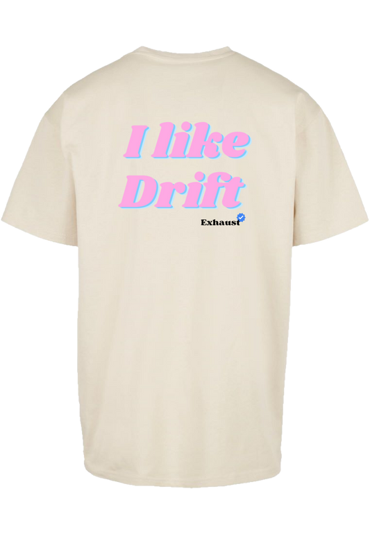 Clásica camiseta de color White/Sand extra larga con la frase I like drift en color (rosa y azul) impreso en la parte trasera. Llamarás la atención en cada curva.