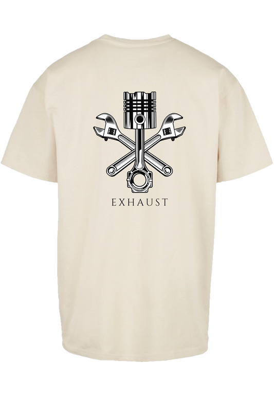 Clásica camiseta de color White/Sand extra larga con imagen de un Pistón y llaves inglesas en color (gris plata) impreso en la parte trasera.